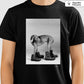 Camiseta Premium O Cão de Botas
