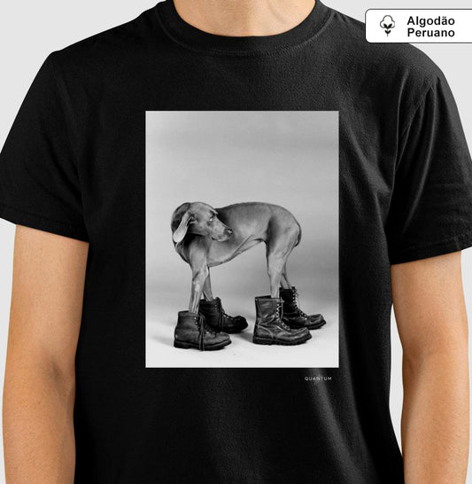 Camiseta Premium O Cão de Botas