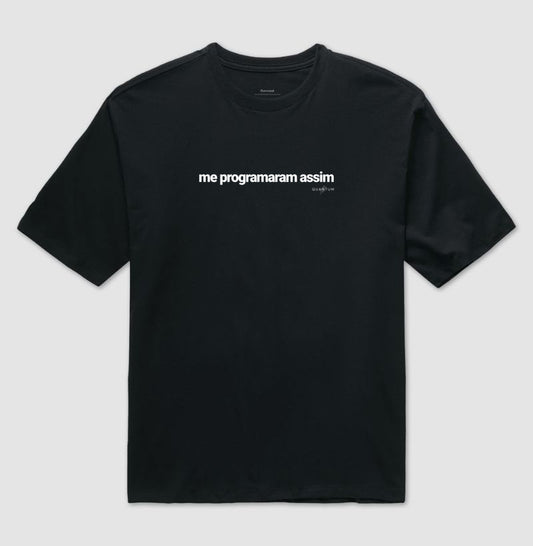 Camiseta oversized Me programaram assim