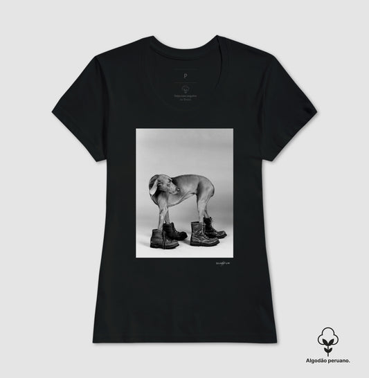 Camiseta Premium O Cão de Botas