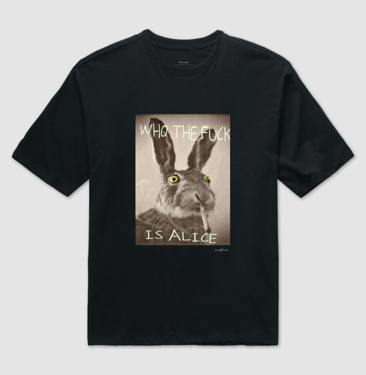 Camiseta Oversized Perdido no País das Maravilhas