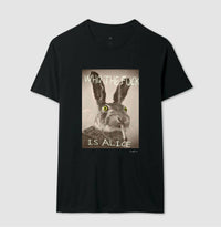 Camiseta Tradicional Perdido no País das Maravilhas
