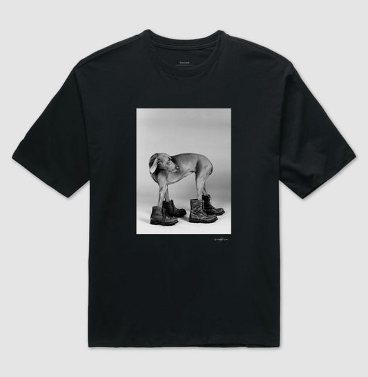 Camiseta Oversized O Cão de Botas